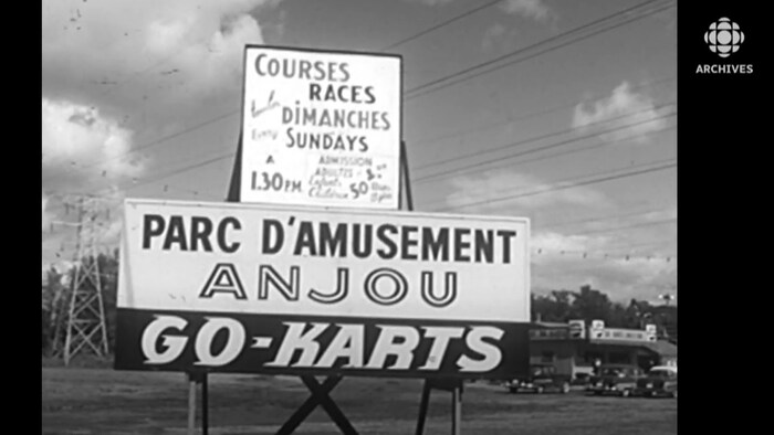 Panneau publicitaire pour une piste de karting dans un parc d'amusement d'Anjou à la fin des années 1960