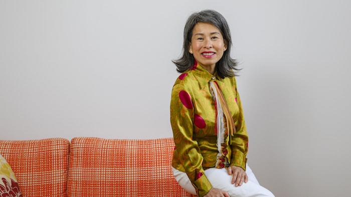 Kim Thúy pose pour un portrait et sourit.