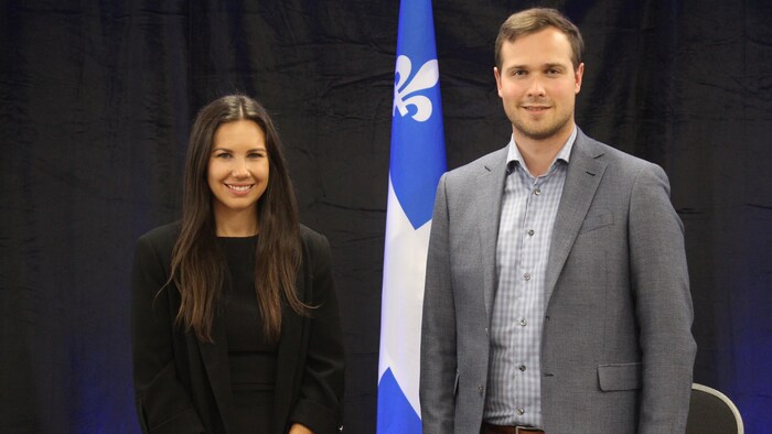 Les députés Kristina Michaud et Maxime Blanchette-Joncas avec le drapeau du québec.