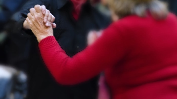Un couple danse.