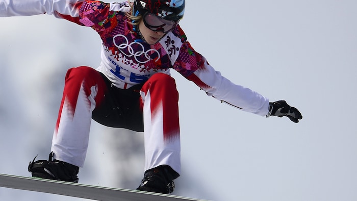La médaillée canadienne Dominique Maltais en train de faire un saut en planche lors des Jeux olympiques de Sotchi, en 2014.