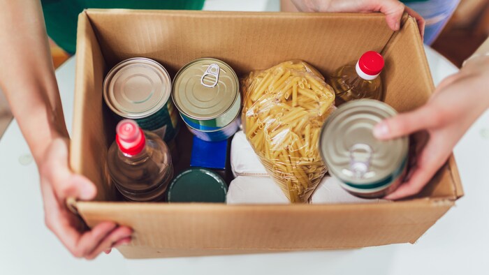 Alimentos en una caja de cartón.