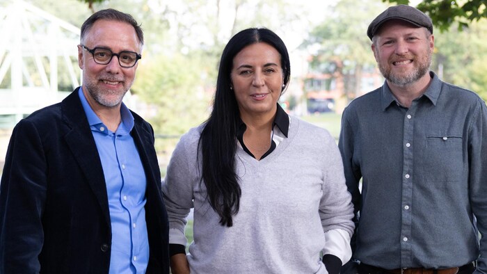Luc Rabouin, Soraya Martinez Ferrada et Craig Sauvé sont debout, côte à côte, à l'extérieur dans un parc.