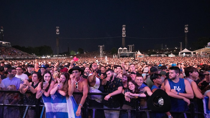 Des milliers de personnes sont dans un festival.