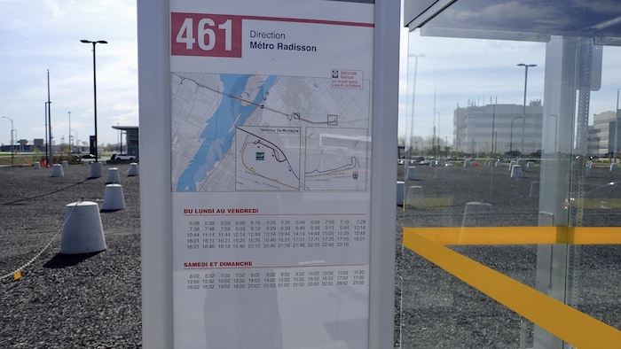 L'affiche des départs de l'autobus 461.