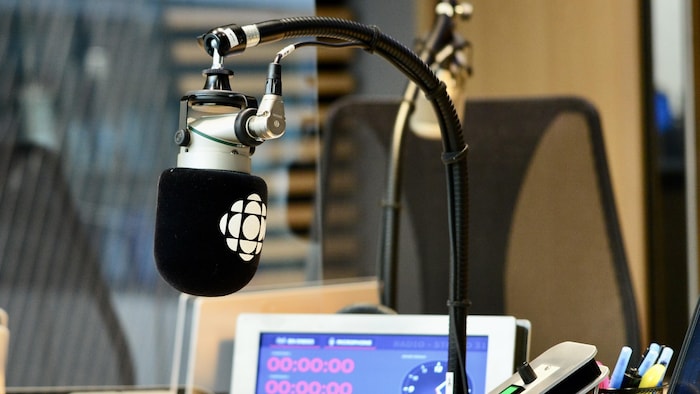 ميكروفون عليه لوغو هيئة الإذاعة الكندية في استديو إذاعي (أرشيف).