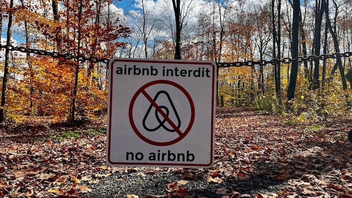 Une affiche indique « airbnb interdit ».