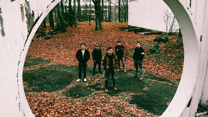 Pochette de l'album «Pays sauvage» des Rats d'swompe avec les cinq membres du groupe.