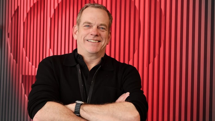 With his arms crossed, Garou smiles in a Radio-Canada studio. where celebrate canada's day montreal