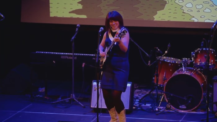 Lisa LeBlanc seule sur scène.