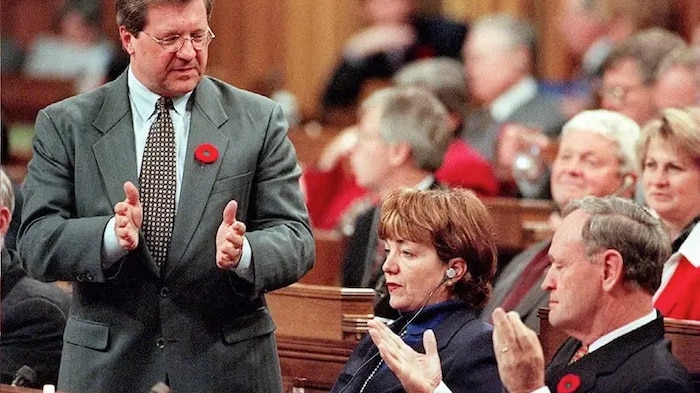 En 1996, Lloyd Axworthy est nommé ministre des Affaires étrangères du Canada dans le gouvernement du premier ministre Jean Chrétien.