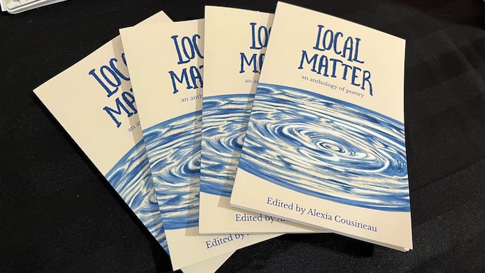 Quatre copies du livre Local Matter.