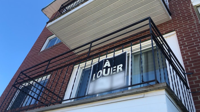 Une pancarte «à louer» sur un balcon d'appartement.