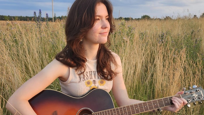 Luna Fox avec sa guitare.
