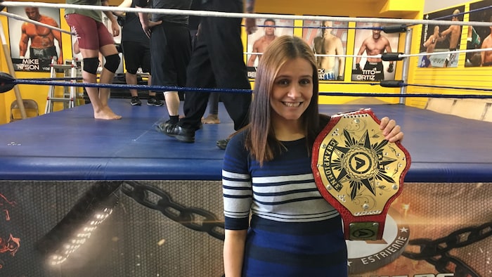 La championne féminine de l’Académie de lutte estrienne, Melody Richard, aussi connue sous le nom de Sally.