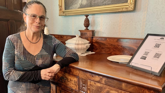 Madelyn Della Valle, conservatrice au Musée communautaire de Windsor est debout dans la salle à dîner de la Maison Duff-Baby dans le quartier vieux Sandwich. 