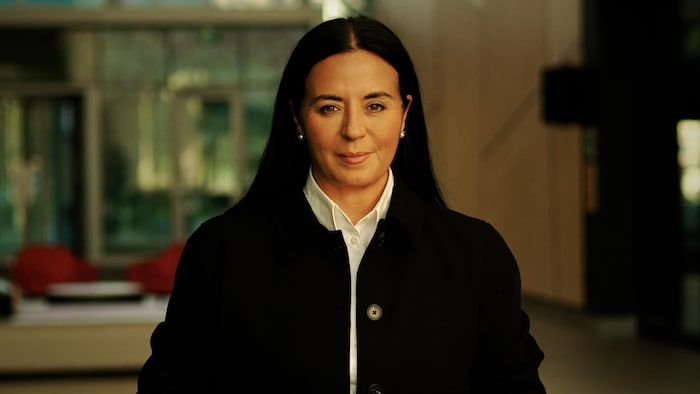 Un portrait de Soraya Martinez Ferrada dans l'atrium de Radio-Canada.