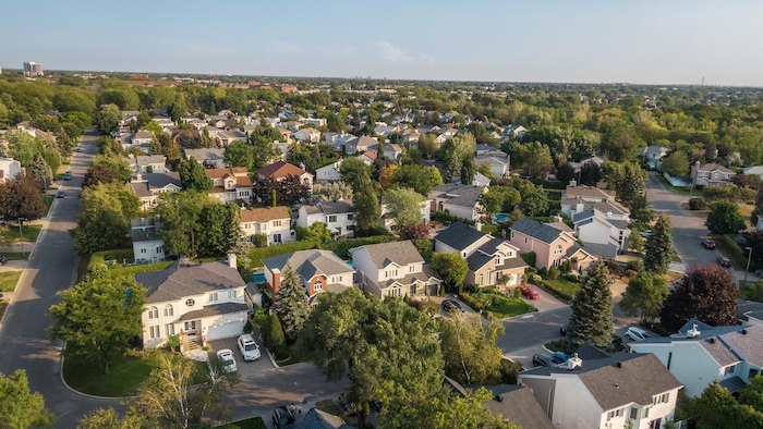 Une photo aérienne de maisons unifamiliales.