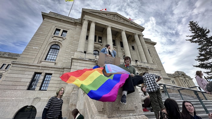 Des manifestants devant le Palais législatif de Regina, en Saskatchewan, afin de contester le projet de loi sur les droits parentaux, le 17 octobre 2023.