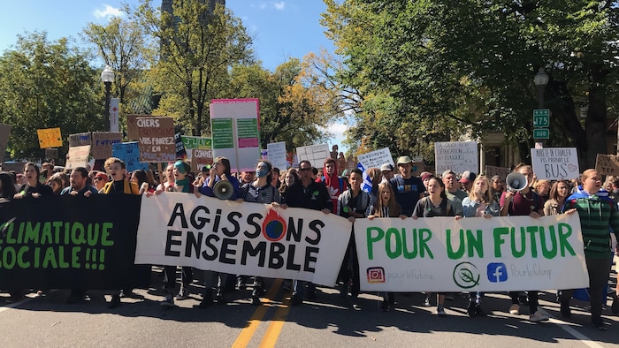 Des milliers d'étudiants, de travailleurs et citoyens marchent dans les rues de Québec pour le climat.