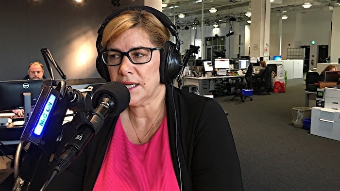 Marie-Claude Rioux, de la Fédération Acadienne de la Nouvelle-Écosse, dans un studio de Radio-Canada.