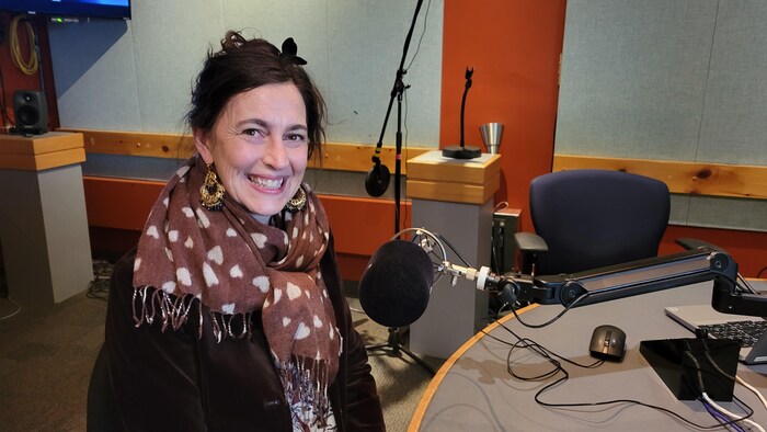 Marie-Ève Vaillancourt, directrice des études au Cégep de Sept-Ïles, en studio à Radio-Canada Côte-Nord.