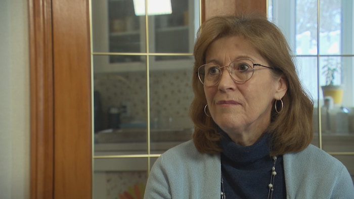 Marie-Linda Lord est assise dans son salon.