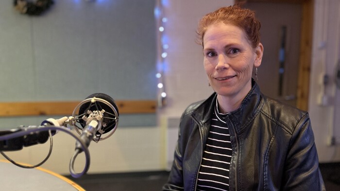 Marilou Vanier, directrice Côte-Nord au Créneau d'excellence ressources, sciences et technologies marines, en studio à Radio-Canada Côte-Nord.