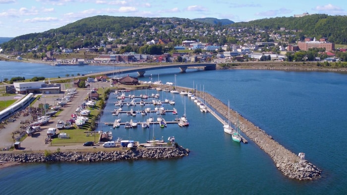 Les bateaux dans la marina de Gaspé et la ville derrière.