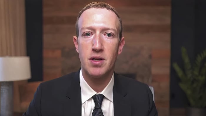 Mark Zuckerberg en veston-cravate. 