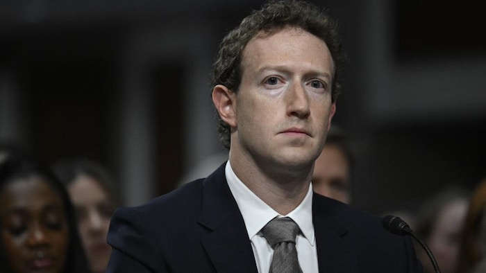 Photo de Mark Zuckerberg en costume et regardant droit devant lui