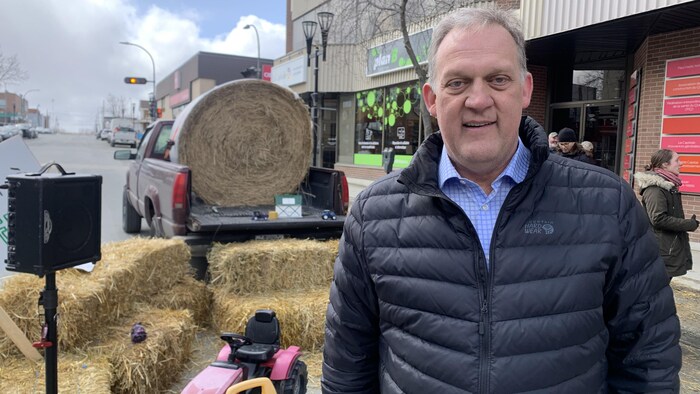 Martin Caron sourit à la caméra. 