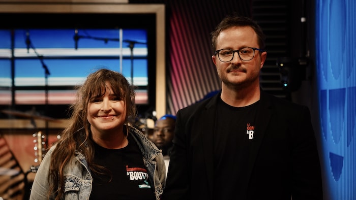 Un portrait de Sophie Tétrault-Martel et Mathieu Gélinas dans un studio de Radio-Canada.