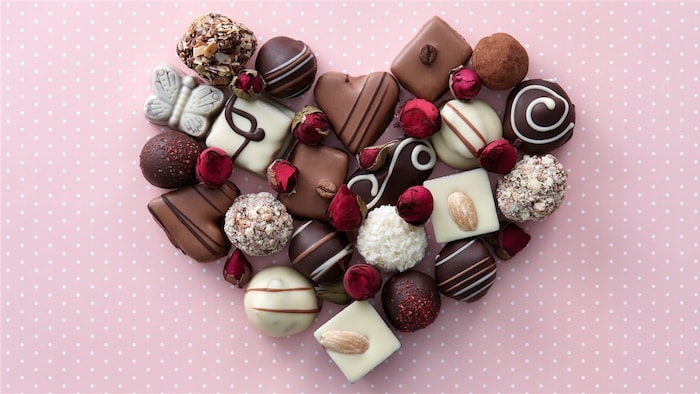 Des chocolats de la Saint-Valentin, placés en forme de cœur