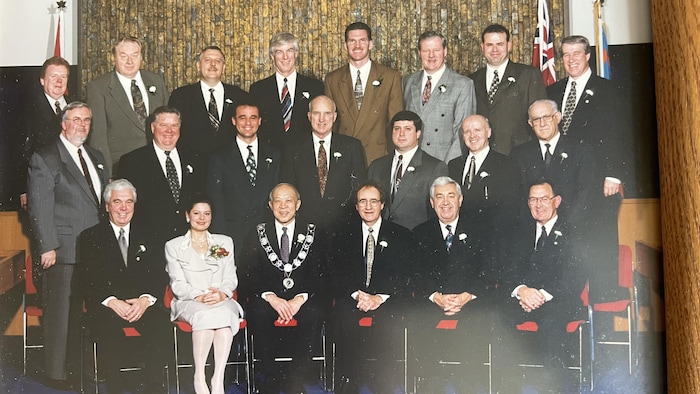 Une photo de groupe dans la chambre du conseil municipal de Sudbury.