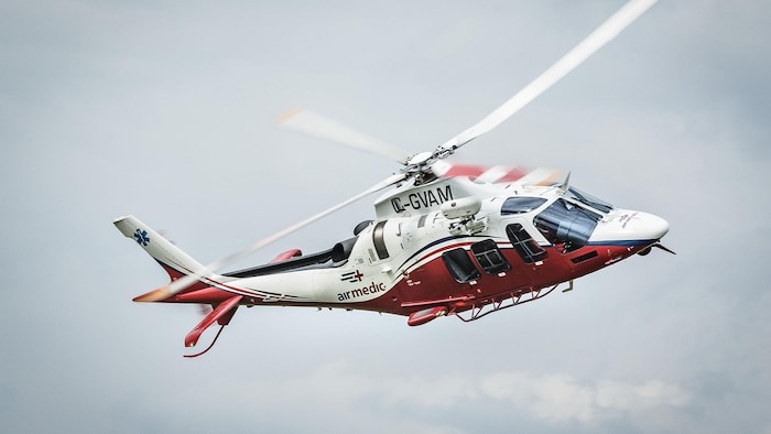 Un hélicoptère d'Airmedic est en plein vol en prévision d'une opération de sauvetage.