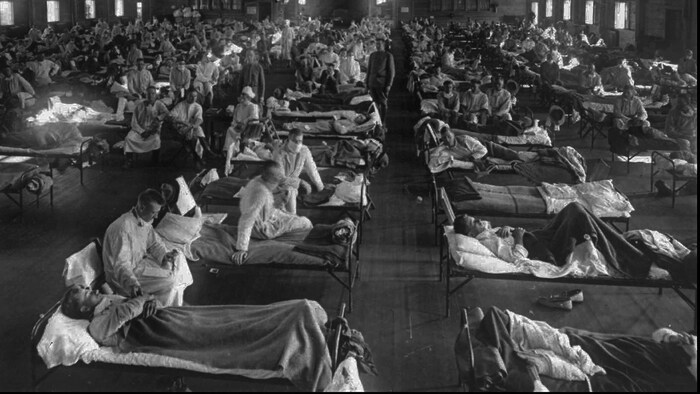 Une photo en noir et blanc datant de 1918 montre des patients alités dans un hôpital américain.