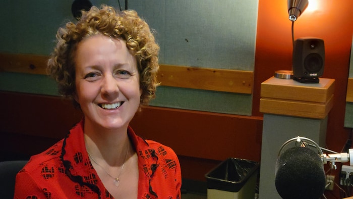 Mélanie Dorion, candidate à la mairie de Sept-Îles, en studio à Radio-Canada Côte-Nord