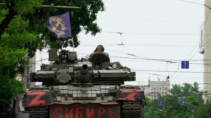 Des membres du groupe Wagner assis au sommet d'un char d’assaut dans une rue de la ville de Rostov-sur-le-Don, le 24 juin 2023.