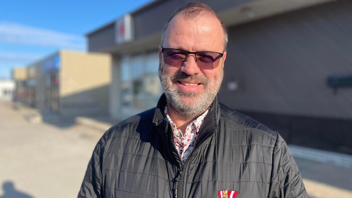 Le maire de Baie-Comeau, Michel Desbiens, dehors, devant les bureaux de Radio-Canada.