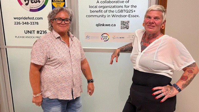 Michelle Caldwell, à gauche, se tient avec Mel Lucier devant les bureaux du Windsor-Essex Pride Fest.