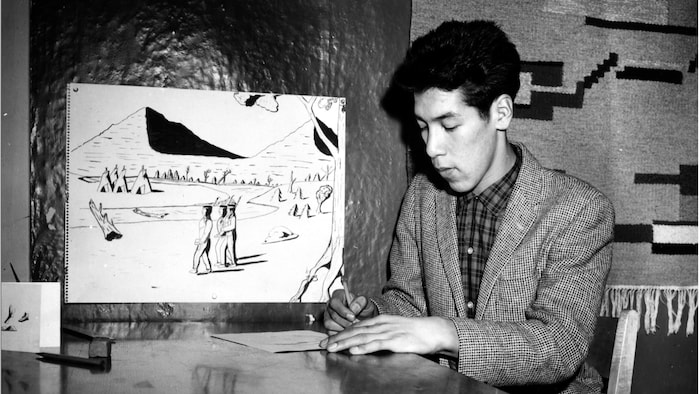 Photographie de 1962 en noir et blanc de l'artiste Vincent Barlow, avec l'une de ses oeuvres à ses côtés.