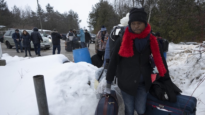 Des demandeurs d'asile du Congo franchissent la frontière entre les États-Unis et le Canada à partir du chemin Roxham, le jeudi 9 février 2023. 