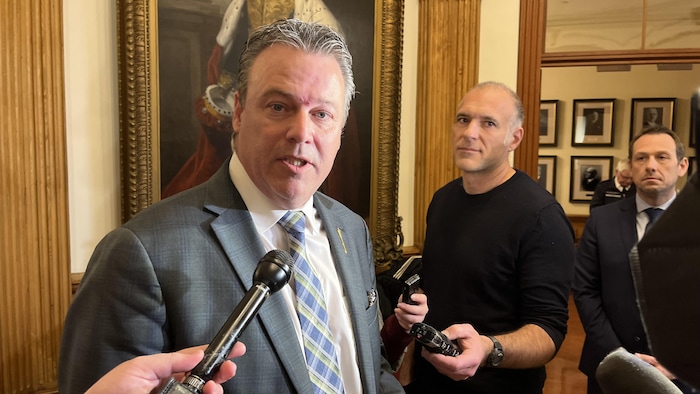 Ministre Holland répond aux questions des journalistes.