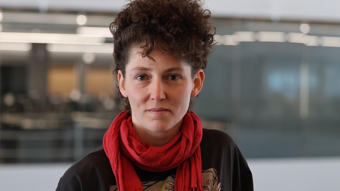 La jeune femme pose dans l'Atrium de Radio-Canada.