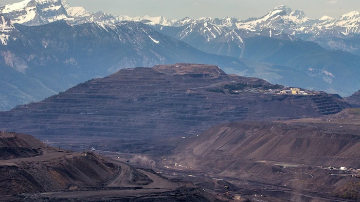 Une mine de charbon à ciel ouvert dans le sud-est de la Colombie-Britannique, vue du mont Erickson, juste à l'ouest de la frontière avec l'Alberta.