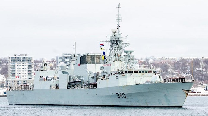 La frégate  NCSM St. John’s de la Marine royale canadienne est un navire de guerre de 134 mètres de long.