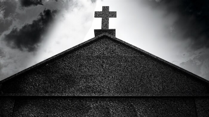 Croix au sommet d'une église
