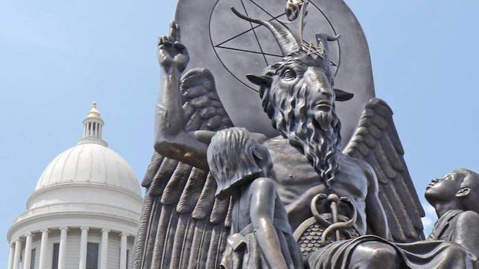 Statue de l'idole satanique Baphomet devant le Capitole de l'État de l'Arkansas, dans la ville de Little Rock.