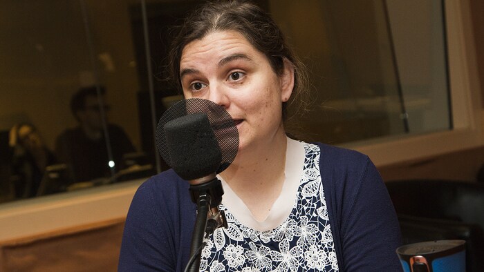 Louise Hénault-Éthier dans un studio de radio.